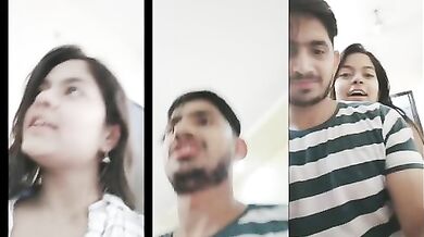 Desi girl Pinki apni boobs dikhati hui