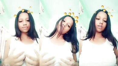 Bengali girl Paro masal rahi hai apni big boobs