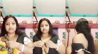 Bangla bhabhi apni big desi boobs dikhati hai