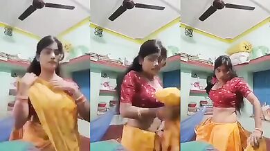 Bhabhi camere ke samne apni saree utaarti hui