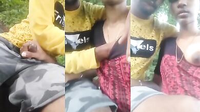 Jungle mein handjob de rahi hai dehati girl