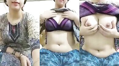 Cute college girl Tanu apni boobs dikha kar daba rahi hai