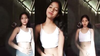 Newly married bhabhi ne khade khade fingering kiya