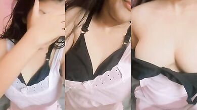 Desi college girl Priya apni juicy boobs dikha rahi hai