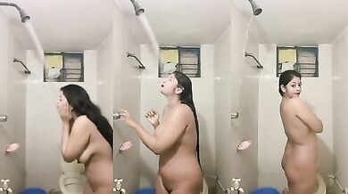 Bathroom mein nangi shower leti college girl Sakshi