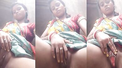 Dehati bhabhi chut ragad rahi hai apni