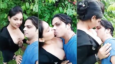 Park mein gf ki boobs ko daba kar chusa boyfriend ne