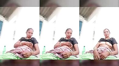 Desi bhabhi Sarita apni boobs dikha rahi hai