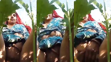 Dehati bhabhi khet mein baith kar fingering kar rahi hai