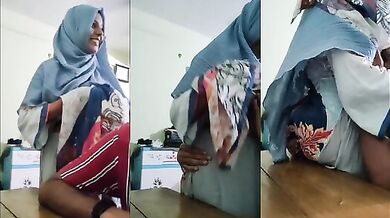 Teacher apne student ke boobs ko suck karte hue