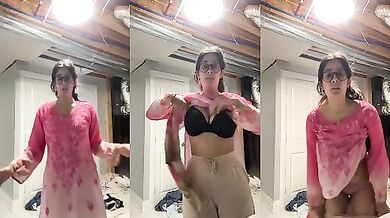 Chasmish college girl apni boobs aur gaand dikhati hui