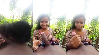 Outdoor mein lund hila kar blowjob de rahi hai desi girl