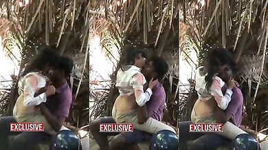 Park mein girlfriend ke sath maje leta boyfriend