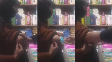 Dukandaar ne rice ke badle boobs dabaya