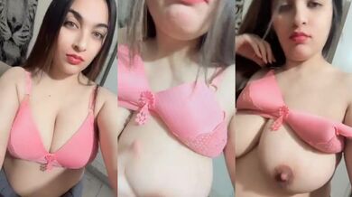 College girl ki big juicy boobs ki selfie